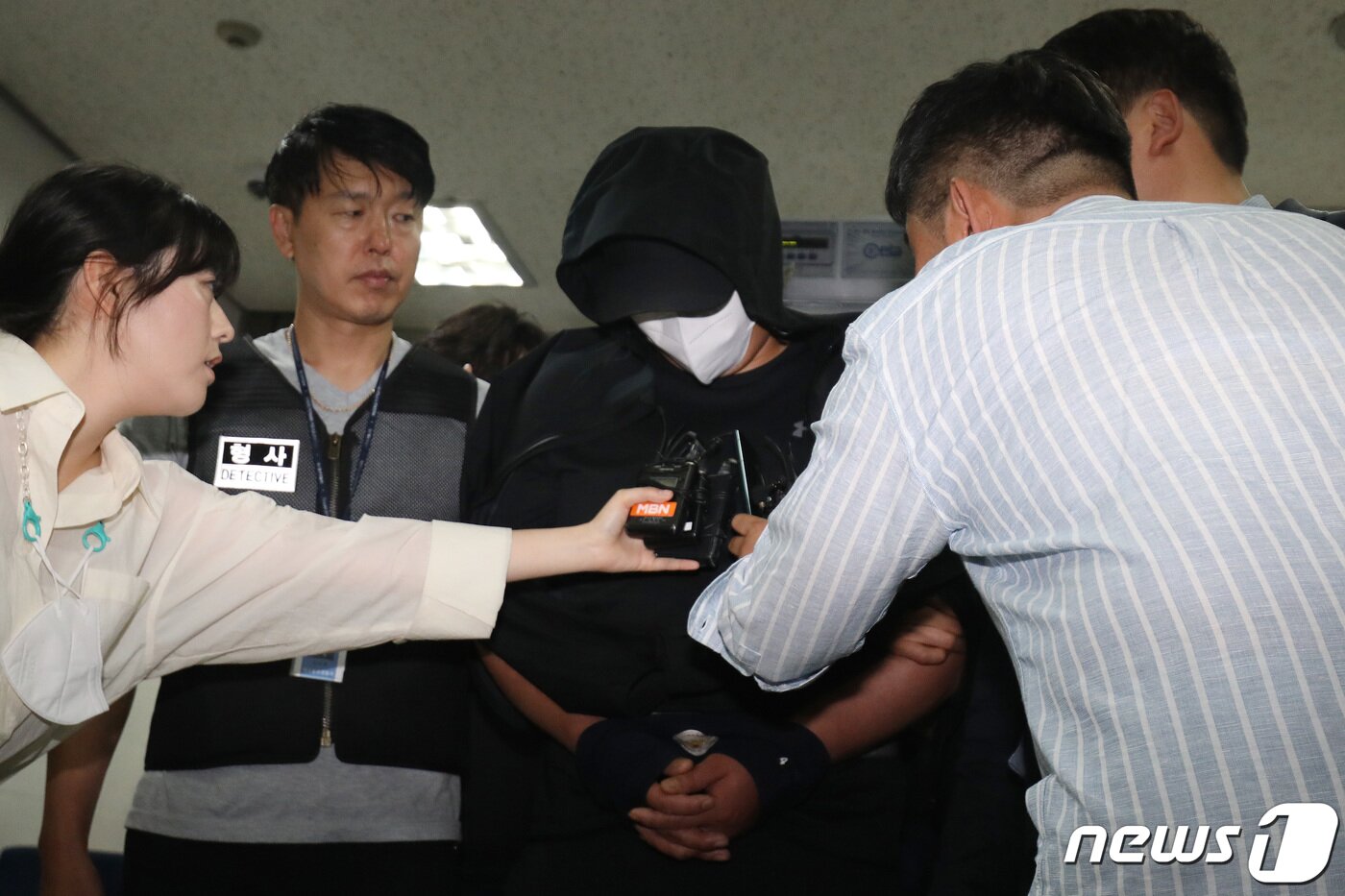 본문 이미지 - 대구공항 착륙 중 항공기 비상문을 개방한 혐의(항공보안법 위반)로 긴급체포된 30대 남성 A씨가 28일 오후 대구 수성구 대구지방법원에서 열리는 구속 전 피의자심문(영장실질심사)을 받기 위해 법정으로 향하고 있다. 2023.5.28/뉴스1 ⓒ News1 공정식 기자