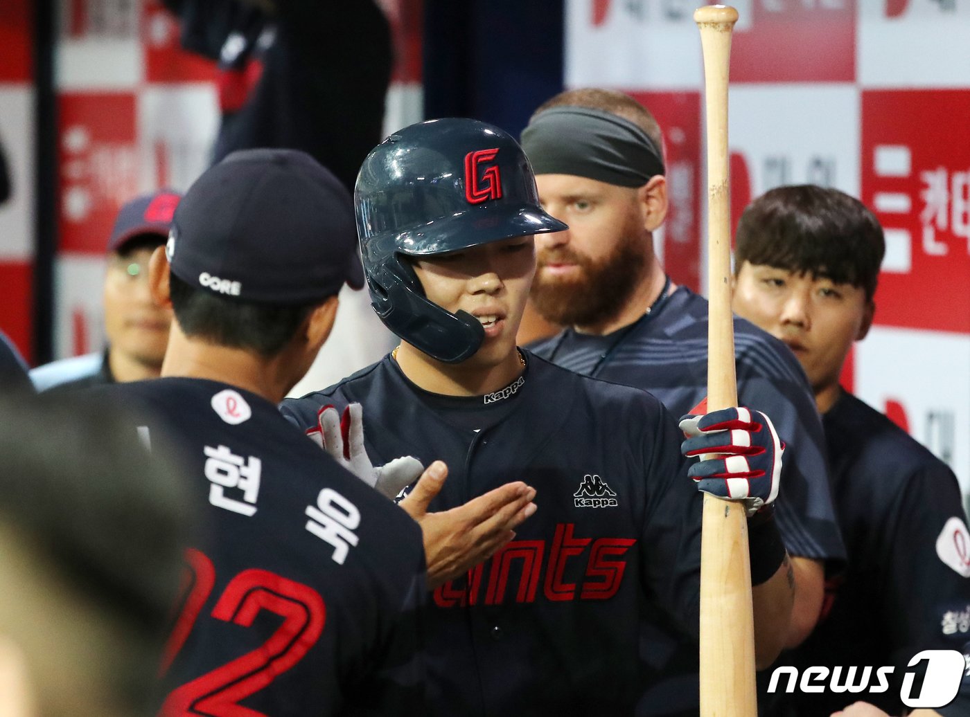 본문 이미지 - 28일 오후 서울 구로구 고척 스카이돔에서 열린 프로야구 '2023 신한은행 SOL KBO리그' 롯데 자이언츠와 키움 히어로즈 경기, 롯데 고승민이 2회초 무사 만루에서 타점을 만드는 희생 플라이를 친 뒤 더그아웃에서 동료들과 기쁨을 나누고 있다. 2023.5.28/뉴스1 ⓒ News1 김진환 기자