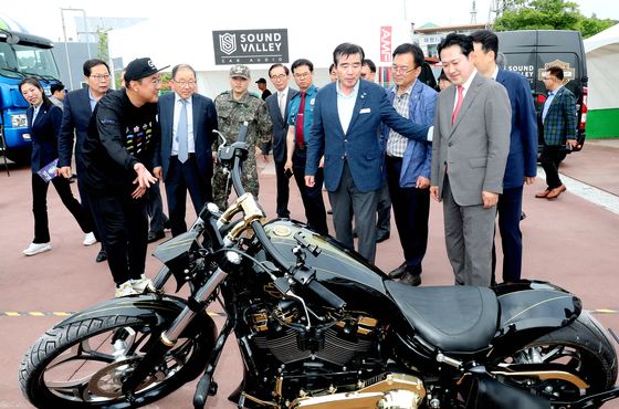 김동일 보령시장(왼쪽에서 두번째)이 장동혁 의원(왼쪽에서 첫번째)과 함께 이색 오토바이를 관람하고 있다.(보령시 제공)/뉴스1 