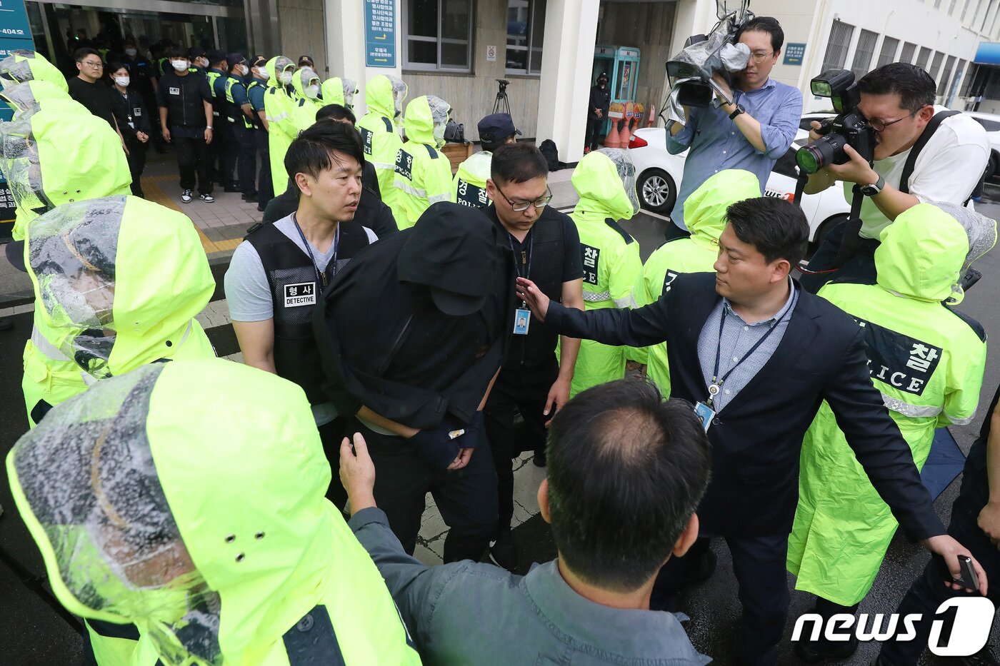 본문 이미지 - 대구공항 착륙 중 항공기 비상문을 개방한 혐의(항공보안법 위반)로 긴급체포된 30대 남성 A씨가 28일 오후 대구 수성구 대구지방법원에서 열린 구속 전 피의자심문(영장실질심사)을 마친 뒤 법원을 나서고 있다. 2023.5.28/뉴스1 ⓒ News1 공정식 기자