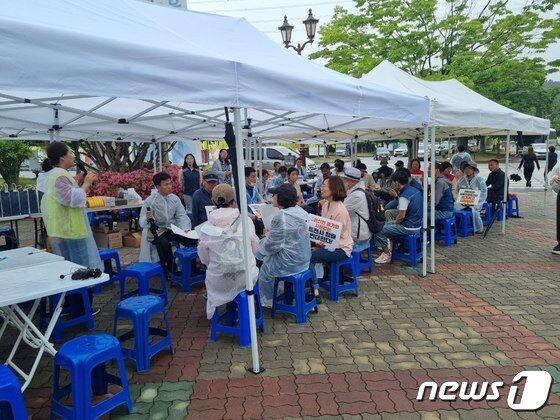 오월정신 지키기 범시도민 대책위원회가 28일 국립5·18민주묘지 민주의문 앞에서 '역사왜곡 세력 퇴출, 역사 정의 실현 실천의 날' 행사를 진행하고 있다.(오월정신 지키기 범시도민 대책위원회 제공)2023.5.28/뉴스1