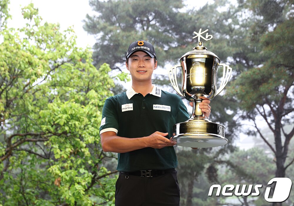 본문 이미지 - 김동민이 28일 경기도 이천 블랙스톤 이천GC에서 열린 ‘KB금융 리브챔피언십&#39; 최종라운드에서 우승을 차지한 후 트로피를 들고 포즈를 취하고 있다. &#40;KPGA 제공&#41; 2023.5.28/뉴스1