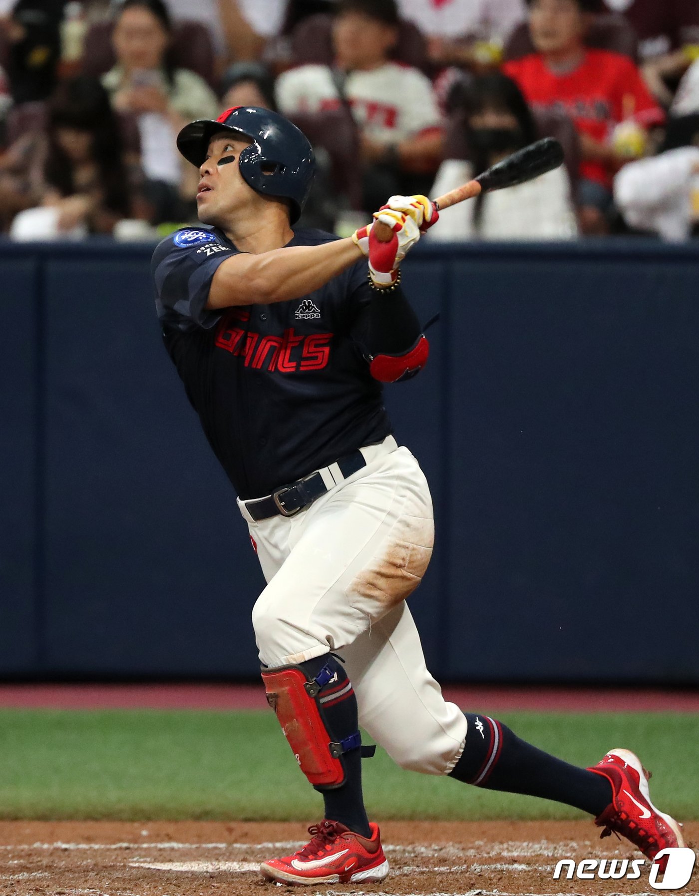 본문 이미지 - 28일 오후 서울 구로구 고척 스카이돔에서 열린 프로야구 '2023 신한은행 SOL KBO리그' 롯데 자이언츠와 키움 히어로즈 경기, 롯데 전준우가 5회초 1사 2,3루에서 희생 플라이를 치고 있다. 2023.5.28/뉴스1 ⓒ News1 김진환 기자