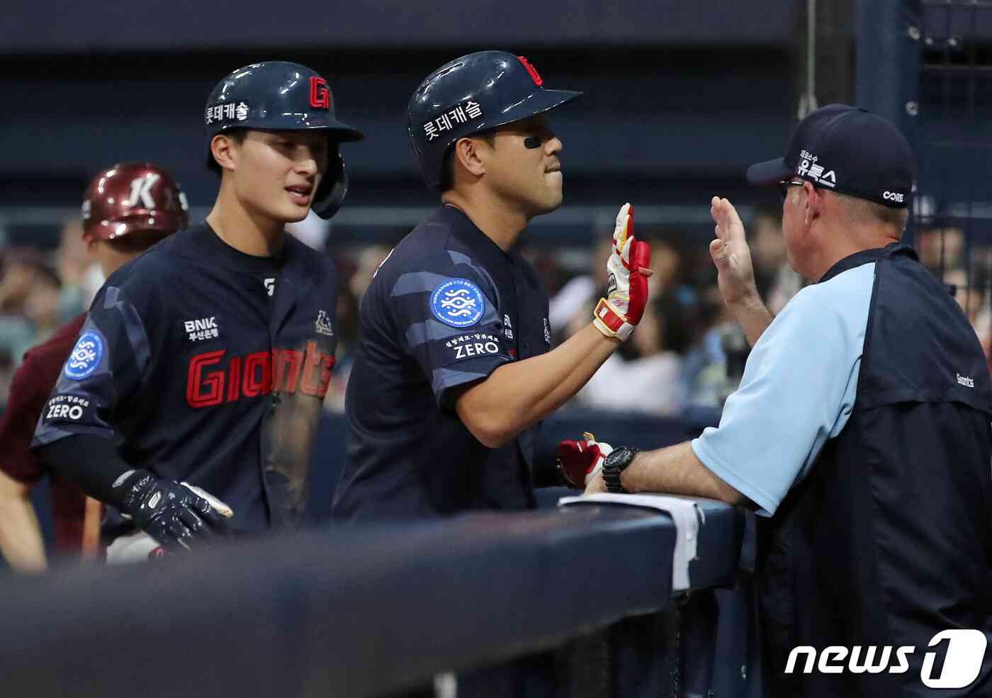 28일 오후 서울 구로구 고척 스카이돔에서 열린 프로야구 '2023 신한은행 SOL KBO리그' 롯데 자이언츠와 키움 히어로즈 경기, 롯데 전준우가 5회초 1사 2,3루에서 희생 플라이를 친 뒤 서튼 감독과 하이파이브를 하고 있다. 2023.5.28/뉴스1 © News1 김진환 기자