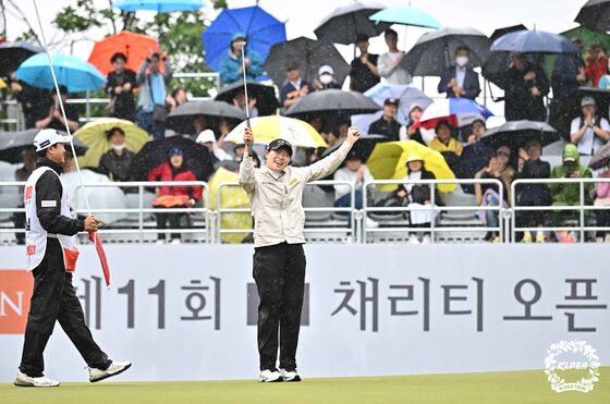 KLPGA투어 E1 채리티오픈에서 우승한 뒤 환호하고 있는 방신실. (KLPGA 제공)