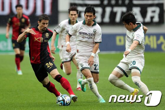 28일 오후 서울 마포구 서울월드컵경기장에서 열린 프로축구 프로축구 '2023 K리그1' FC서울과 강원FC의 경기에서 서울 팔로세비치가 드리블하고 있다. 2023.5.28/뉴스1 © News1 이승배 기자