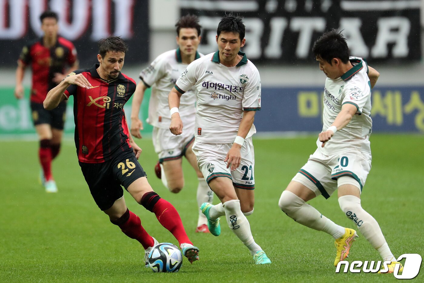 본문 이미지 - 28일 오후 서울 마포구 서울월드컵경기장에서 열린 프로축구 프로축구 &#39;2023 K리그1&#39; FC서울과 강원FC의 경기에서 서울 팔로세비치가 드리블하고 있다. 2023.5.28/뉴스1 ⓒ News1 이승배 기자
