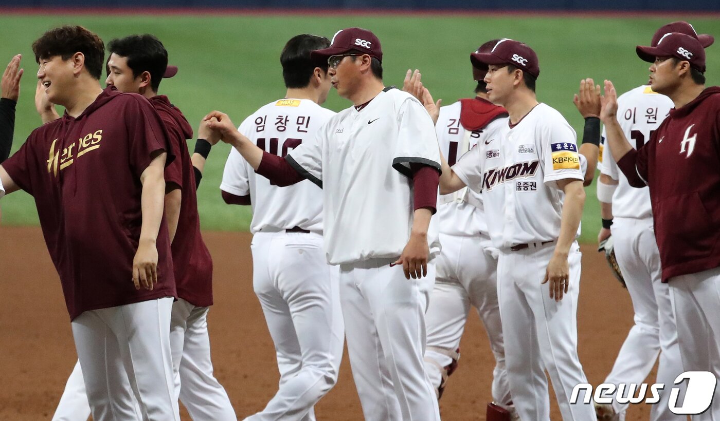 본문 이미지 - 28일 오후 서울 구로구 고척 스카이돔에서 열린 프로야구 '2023 신한은행 SOL KBO리그' 롯데 자이언츠와 키움 히어로즈 경기, 7대5로 승리한 키움 홍원기 감독이 경기 후 선수들과 기쁨을 나누고 있다. 2023.5.28/뉴스1 ⓒ News1 김진환 기자