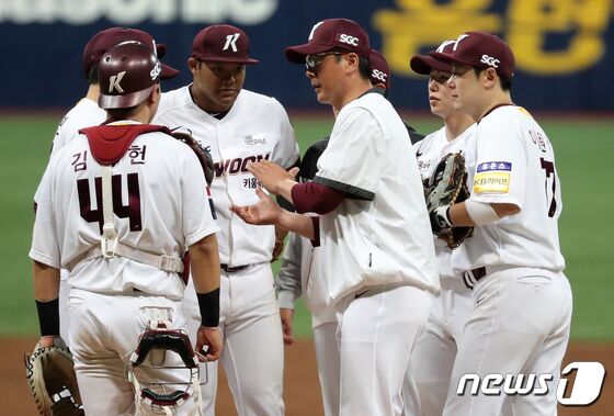28일 오후 서울 구로구 고척 스카이돔에서 열린 프로야구 '2023 신한은행 SOL KBO리그' 롯데 자이언츠와 키움 히어로즈 경기, 키움 홍원기 감독이 9회초 2사 1루 상황 마운드를 방문해 선수들을 다독이고 있다. 2023.5.28/뉴스1 © News1 김진환 기자