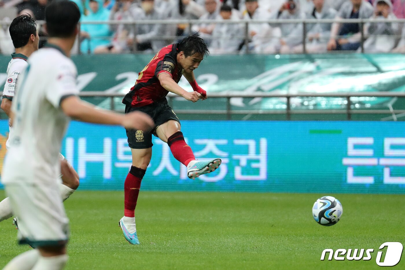본문 이미지 - 28일 오후 서울 마포구 서울월드컵경기장에서 열린 프로축구 프로축구 &#39;2023 K리그1&#39; FC서울과 강원FC의 경기에서 서울 이태석이 슛하고 있다. 2023.5.28/뉴스1 ⓒ News1 이승배 기자