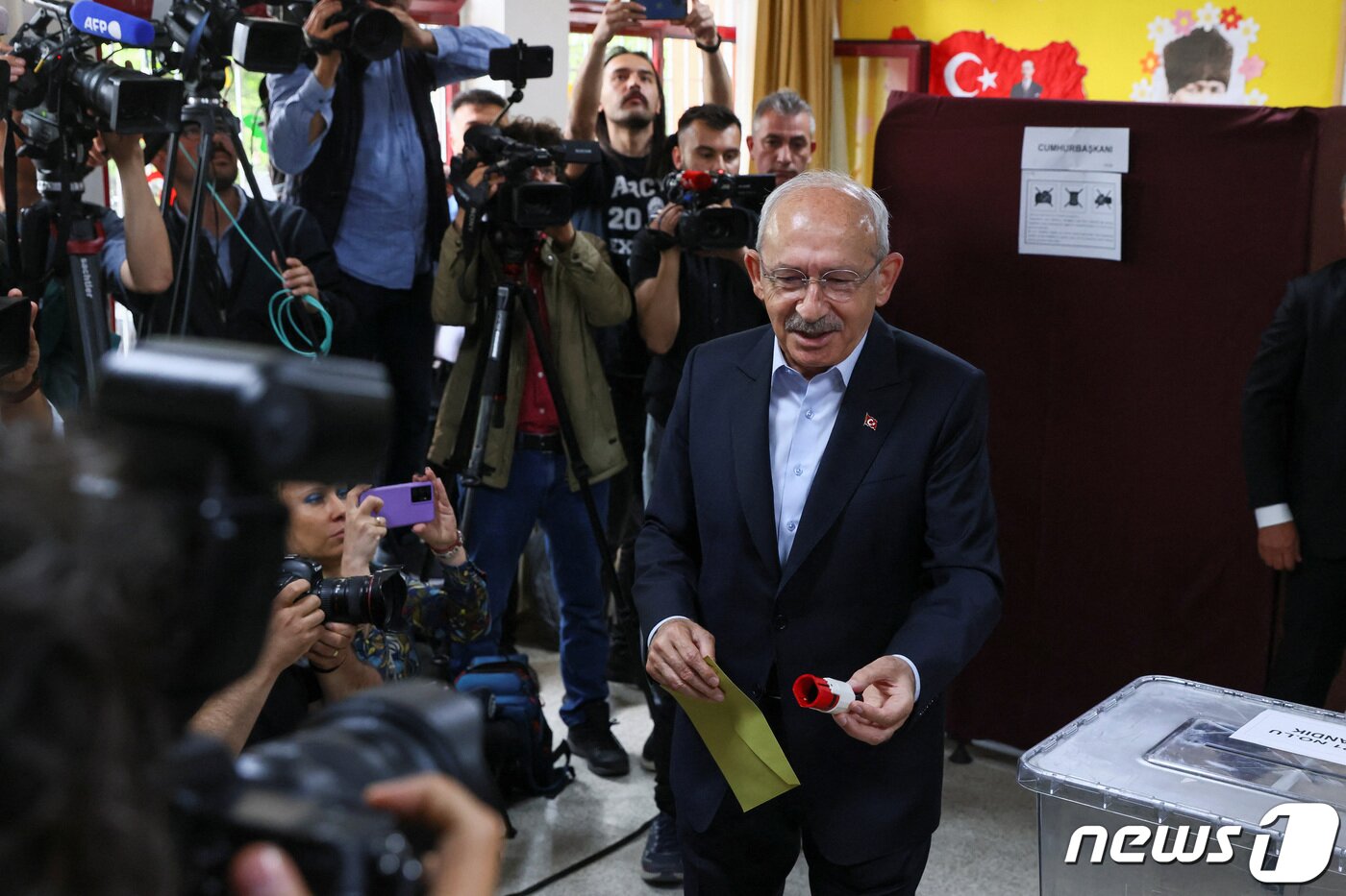 본문 이미지 - 28일(현지시간) 튀르키예(터키)에서 대선 결선 투표가 시작된 가운데 케말 클루츠다로을루 공화인민당 대표가 투표를 완료했다. ⓒ 로이터=뉴스1 ⓒ News1 정윤영 기자