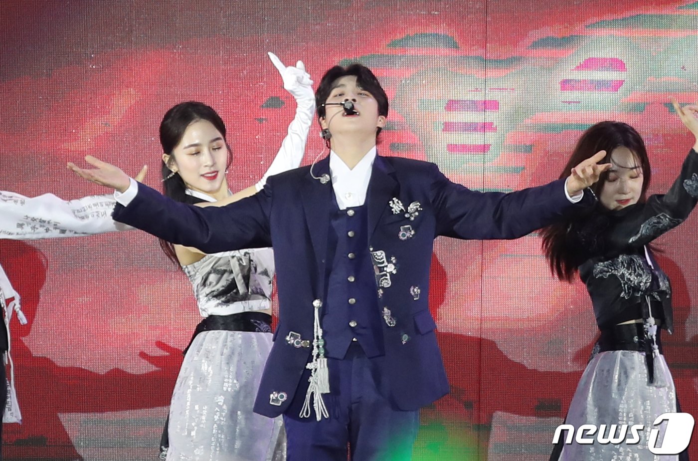 본문 이미지 - 가수 정동원이 28일 오후 부산아시아드 보조경기장에서 열린 ‘2023 드림콘서트 트롯’에서 멋진 공연을 선보이고 있다. 2023.5.28/뉴스1 ⓒ News1 권현진 기자