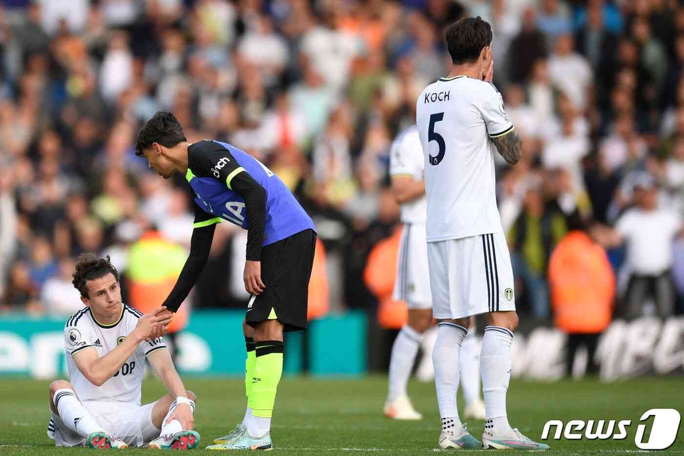 좌절하고 있는 리즈 선수를 일으켜주고 있는 손흥민. © AFP=뉴스1