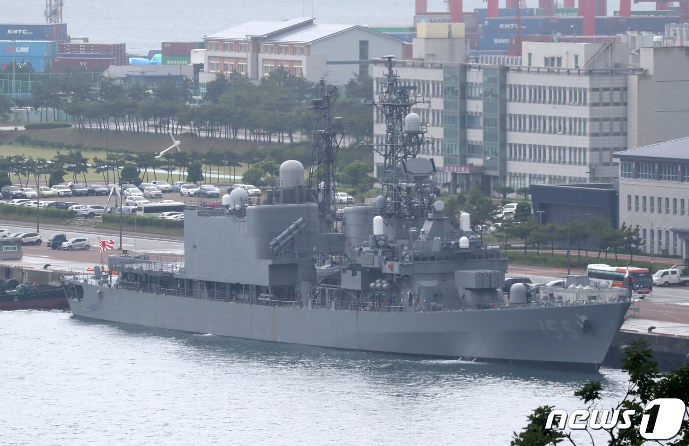 본문 이미지 - 29일 오전 부산 남구 해군작전기지에 일본 해상자위대 호위함 하마기리함이 욱일기의 일종인 자위함기를 게양한 채 입항했다. 2023.5.29/뉴스1 ⓒ News1 윤일지 기자