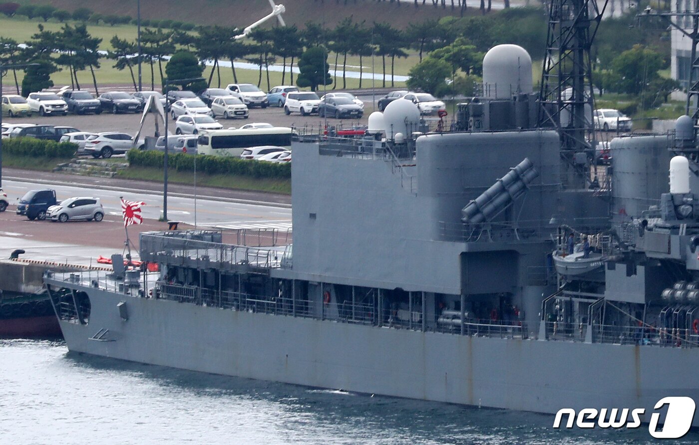 본문 이미지 - 29일 오전 부산 남구 해군작전기지에 일본 해상자위대 호위함 하마기리함이 욱일기의 일종인 자위함기를 게양한 채 입항했다. 2023.5.29/뉴스1 ⓒ News1 윤일지 기자