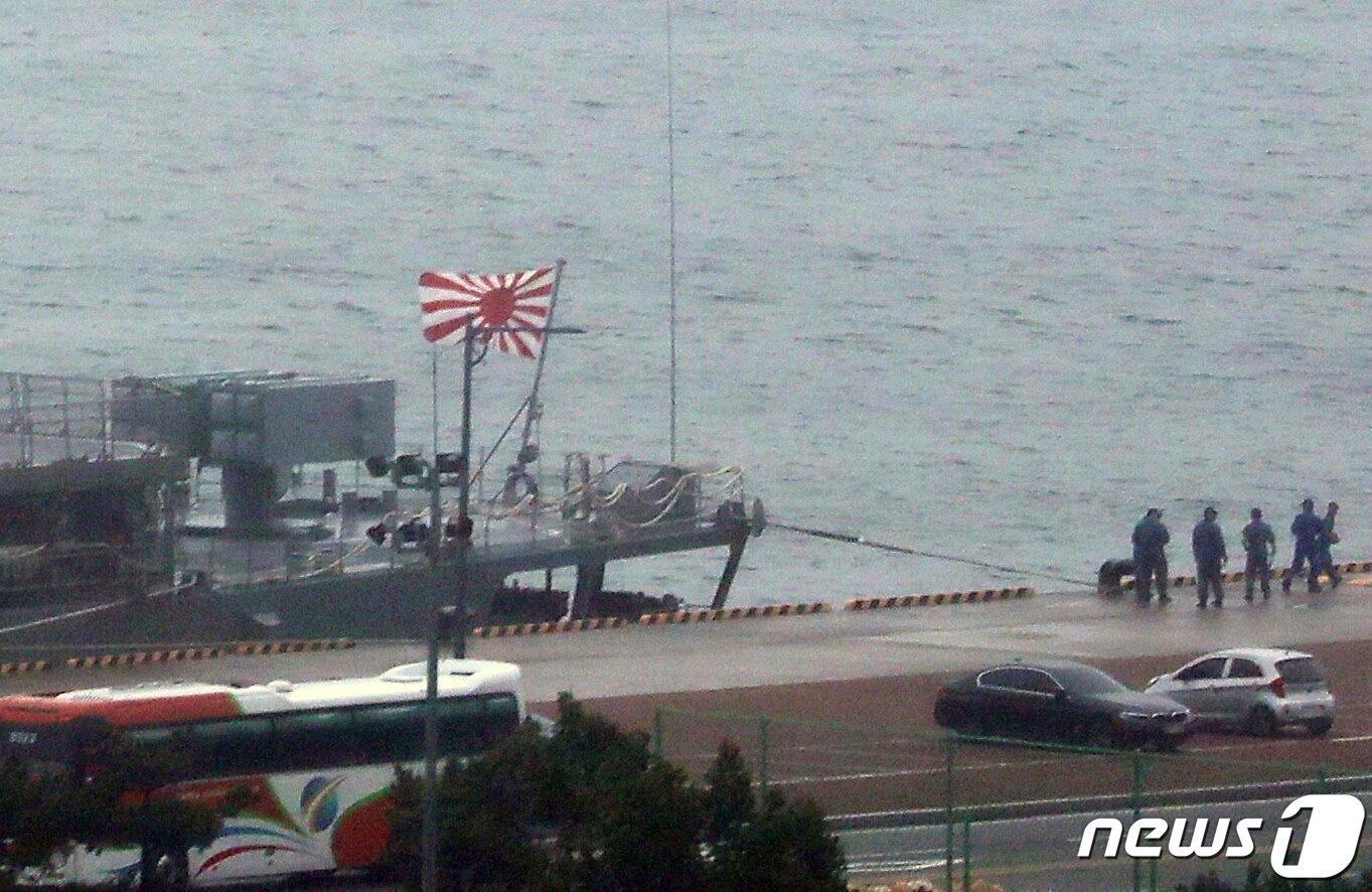 본문 이미지 - 29일 오전 부산 남구 해군작전기지에 일본 해상자위대 호위함 하마기리함이 욱일기의 일종인 자위함기를 게양한 채 정박해 있다. 2023.5.29/뉴스1 ⓒ News1 윤일지 기자