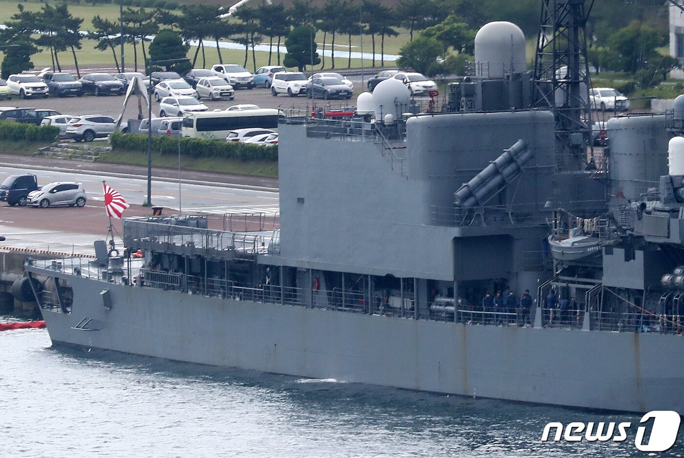 본문 이미지 - 29일 오전 부산 남구 해군작전기지에 일본 해상자위대 호위함 하마기리함이 자위함기를 게양한 채 정박해 있다. 2023.5.29/뉴스1 ⓒ News1 윤일지 기자