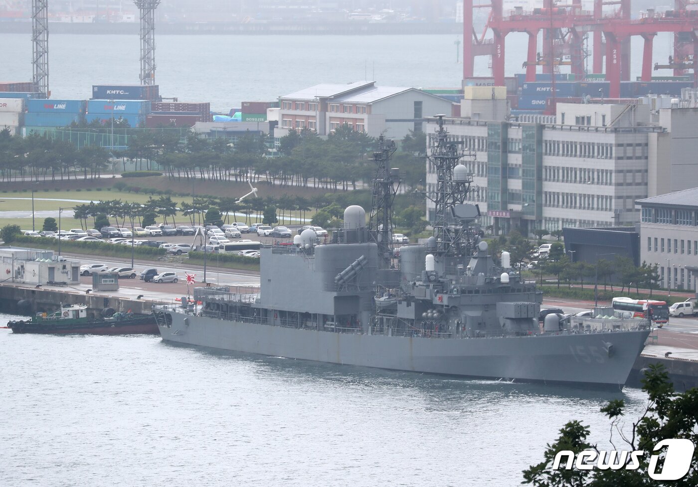 본문 이미지 - 29일 오전 부산 남구 해군작전기지에 일본 해상자위대 호위함 하마기리함이 욱일기의 일종인 자위함기를 게양한 채 정박해 있다. 2023.5.29/뉴스1 ⓒ News1 윤일지 기자
