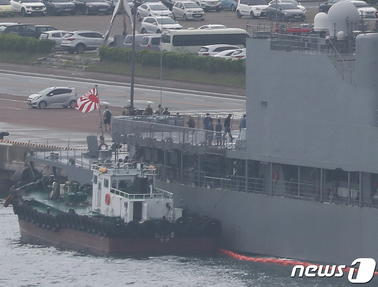 본문 이미지 - 29일 오전 부산 남구 해군작전기지에 일본 해상자위대 호위함 하마기리함이 욱일기의 일종인 자위함기를 게양한 채 입항했다. 2023.5.29/뉴스1 ⓒ News1 윤일지 기자