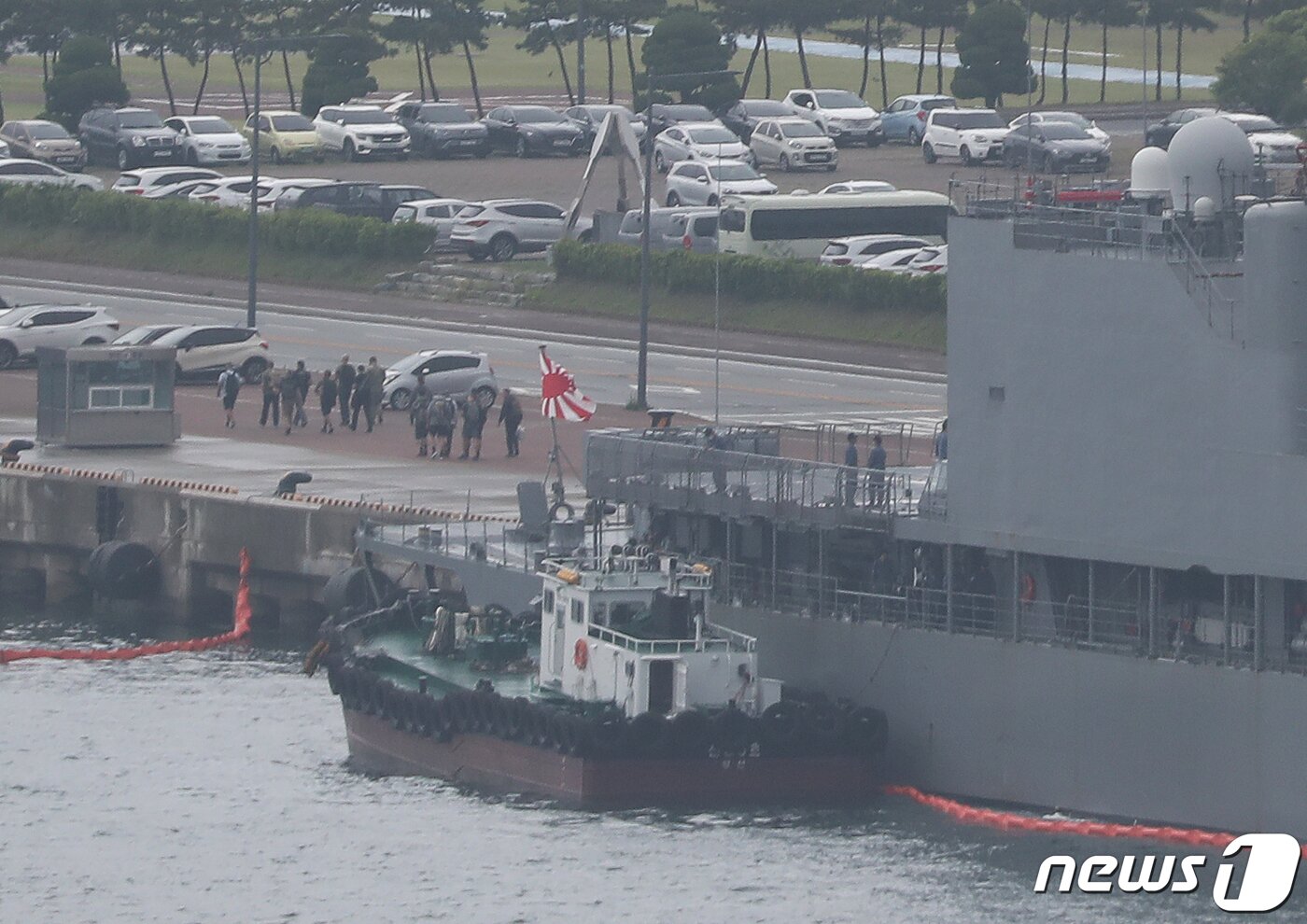 본문 이미지 - 29일 오전 부산 남구 해군작전기지에 일본 해상자위대 호위함 하마기리함이 게양한 채 입항했다. 2023.5.29/뉴스1 ⓒ News1 윤일지 기자