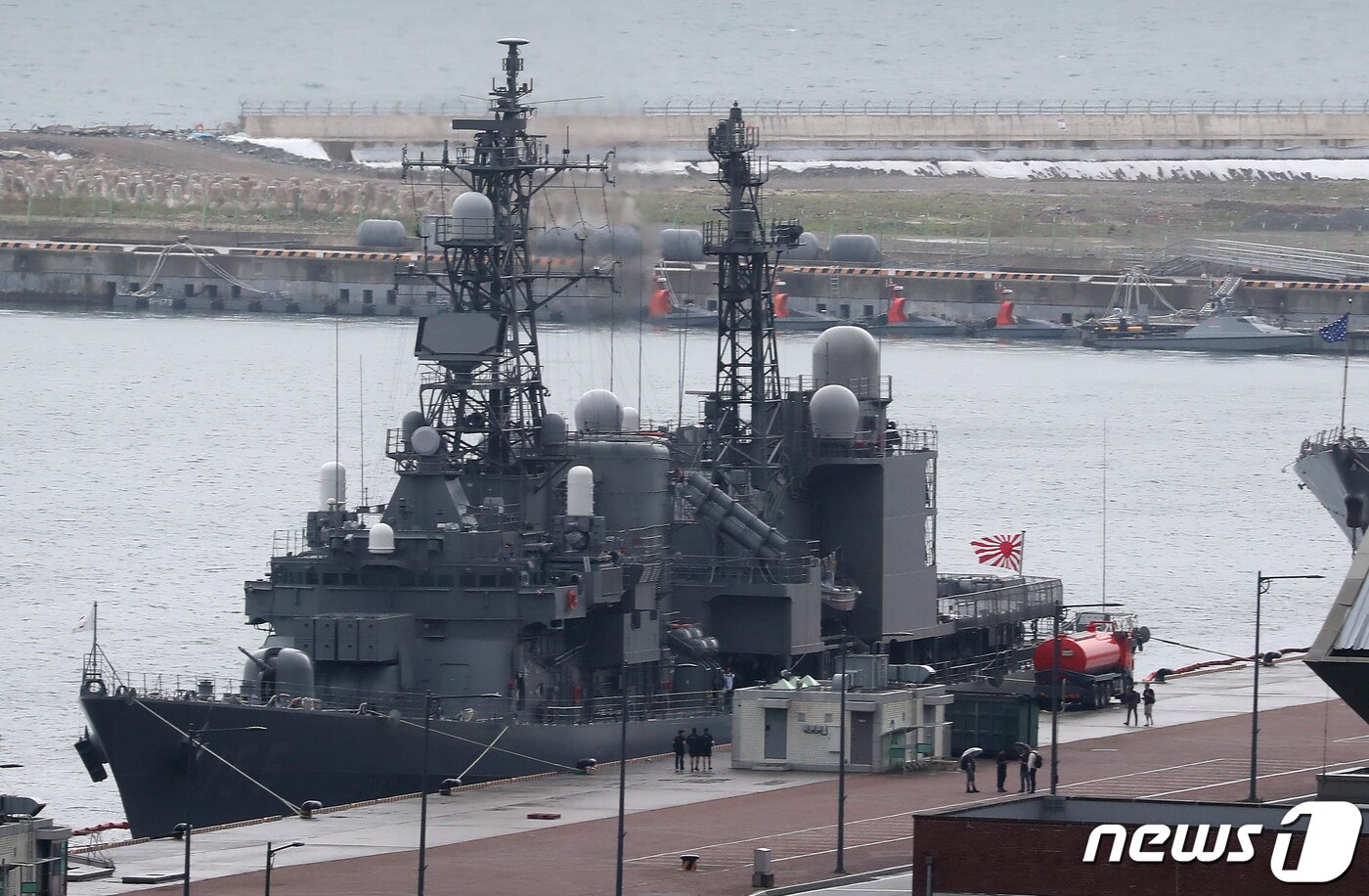 본문 이미지 - 29일 부산 남구 해군작전기지에 일본 해상자위대 호위함 하마기리함이 욱일기의 일종인 자위함기를 게양한 채 입항했다. 2023.5.29/뉴스1 ⓒ News1 윤일지 기자