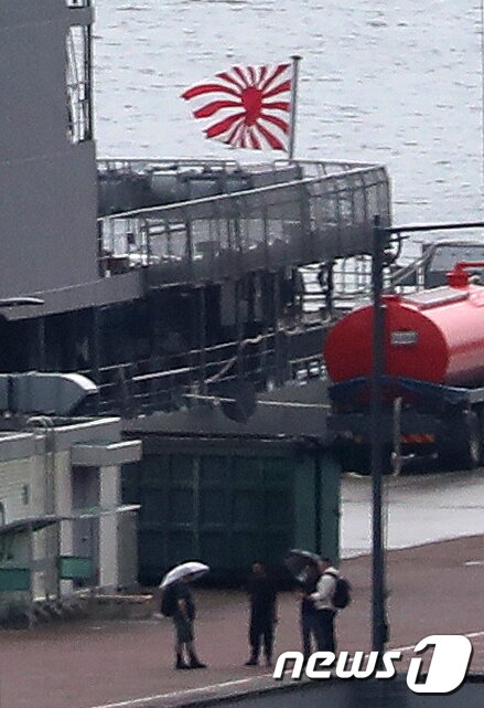 본문 이미지 - 29일 부산 남구 해군작전기지에 일본 해상자위대 호위함 하마기리함이 욱일기의 일종인 자위함기를 게양한 채 입항했다. 2023.5.29/뉴스1 ⓒ News1 윤일지 기자