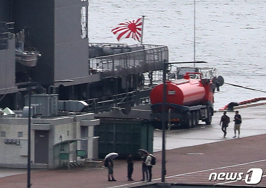 본문 이미지 - 29일 부산 남구 해군작전기지에 일본 해상자위대 호위함 하마기리함이 욱일기의 일종인 자위함기를 게양한 채 입항했다. 2023.5.29/뉴스1 ⓒ News1 윤일지 기자
