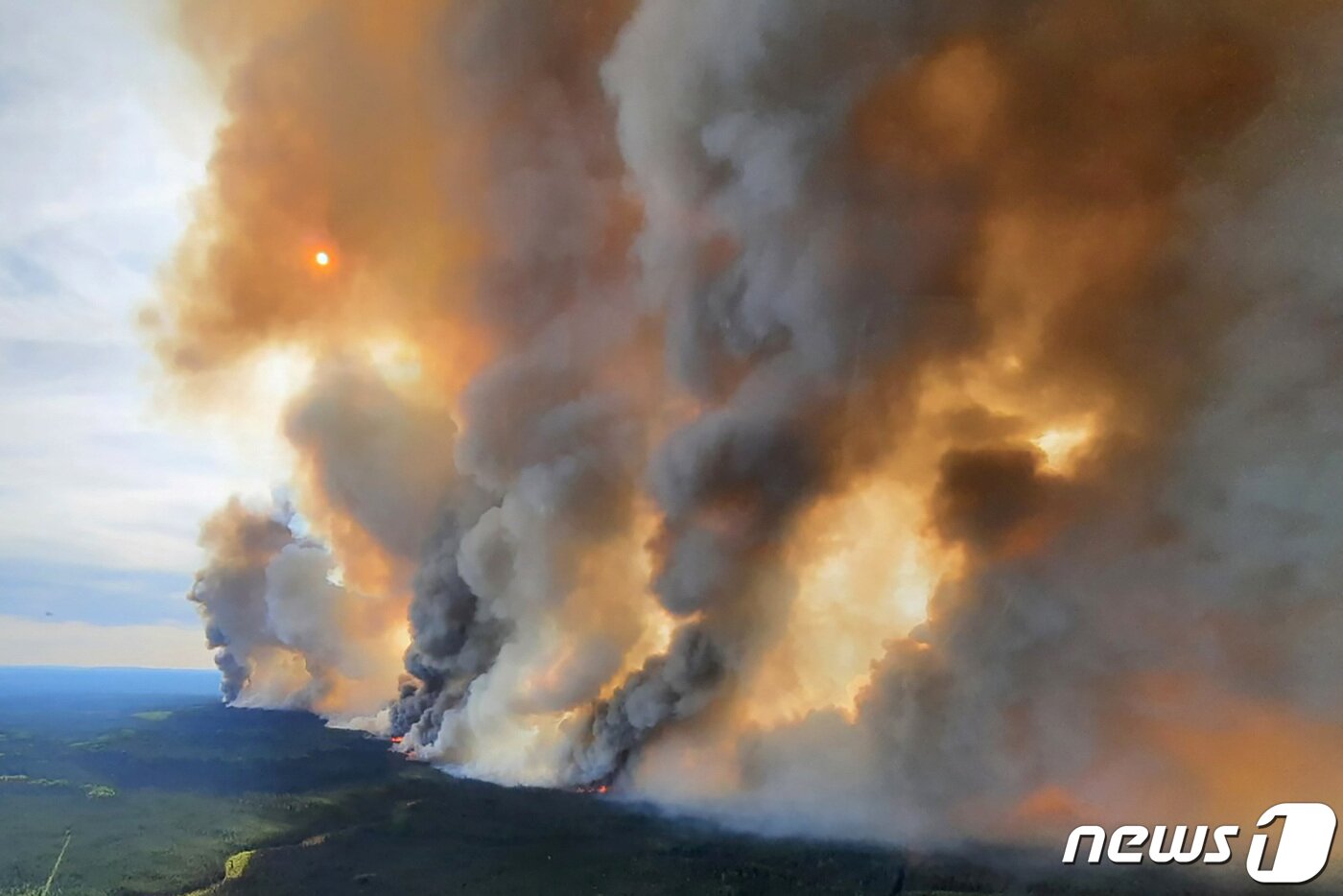 본문 이미지 - 27일(현지시간) 캐나다 브리티시컬럼비아주(州) 포트 넬슨의 남부 도니 크릭에서 대규모의 산불이 발생해 연기가 솟구치고 있다. 2023.05.27/ ⓒ 로이터=뉴스1 ⓒ News1 권진영 기자