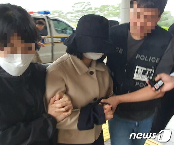 과외 중개 앱을 통해 만난 여성을 살해한 뒤 시신을 유기한 혐의로 입건된 정유정이 지난달 29일 오후 영장실질심사를 받기 위해 부산지방법원에 출석하고 있다. 2023.5.29/뉴스1 © News1 노경민 기자