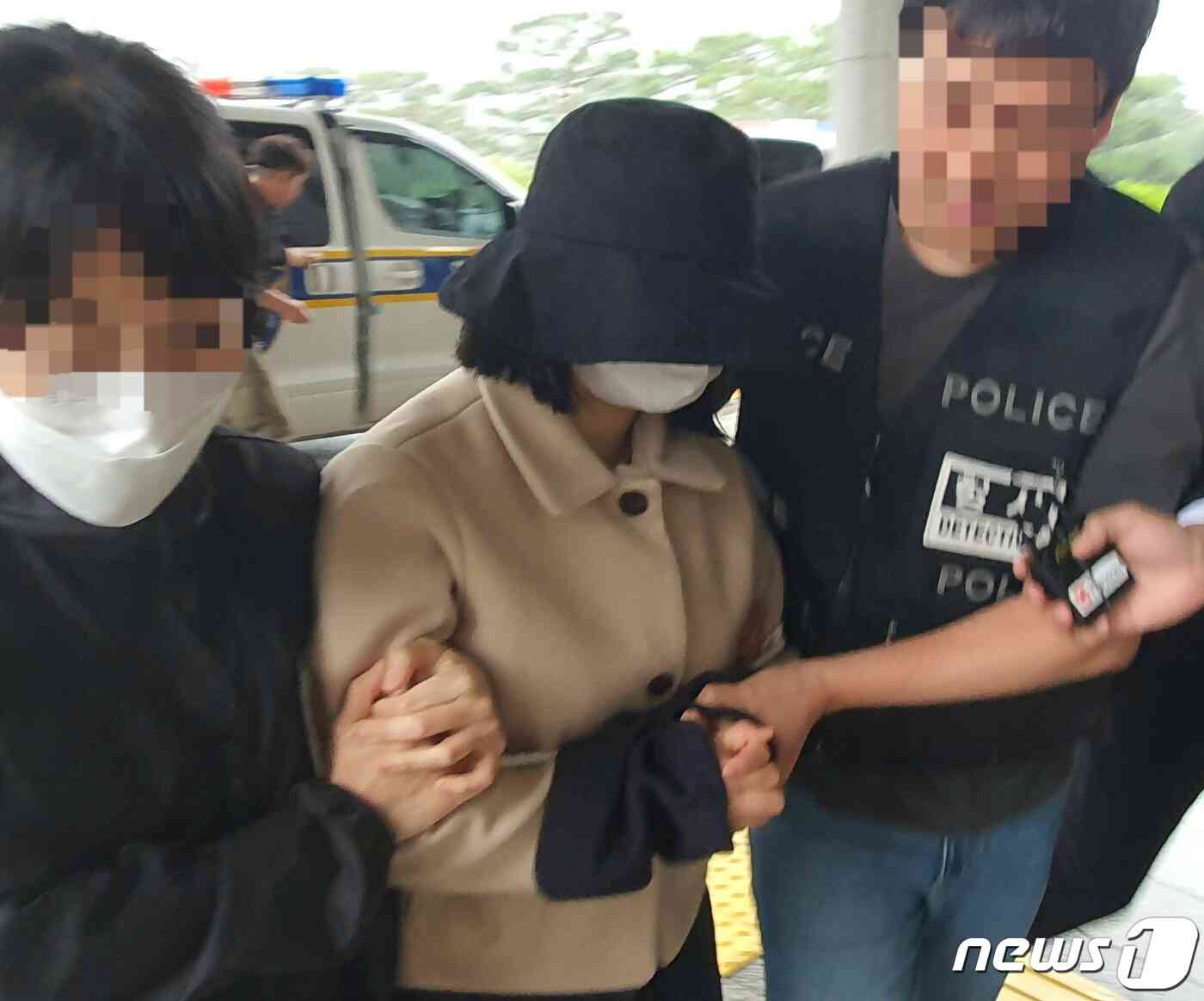 아르바이트 앱을 통해 만난 여성을 살해한 뒤 시신을 유기한 혐의로 입건된 A씨가 29일 오후 영장실질심사를 받기 위해 부산지방법원에 출석하고 있다. A씨는 지난 26일 오후 5시30분께 부산 금정구 소재 피해자 B씨의 집에서 B씨를 흉기로 살해하고 시신을 훼손해 유기한 혐의를 받는다.2023.5.29/뉴스1 © News1 노경민 기자