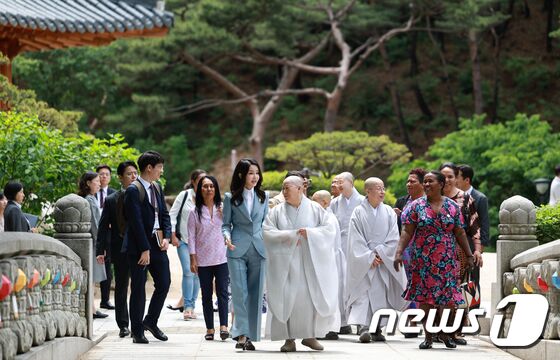 김건희 여사가 29일 서울 은평구 진관사에서 열린 한-태평양도서국 정상 배우자 친교행사에서 참석자들과 사찰 경내를 둘러보고 있다. (대통령실 제공) 2023.5.29/뉴스1 © News1 오대일 기자