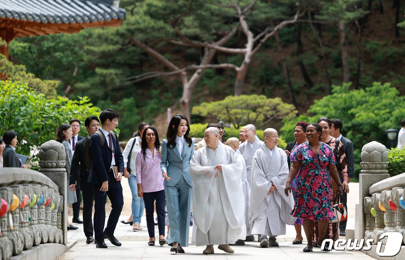 본문 이미지 - 김건희 여사가 29일 서울 은평구 진관사에서 열린 한-태평양도서국 정상 배우자 친교행사에서 참석자들과 사찰 경내를 둘러보고 있다. (대통령실 제공) 2023.5.29/뉴스1 ⓒ News1 오대일 기자