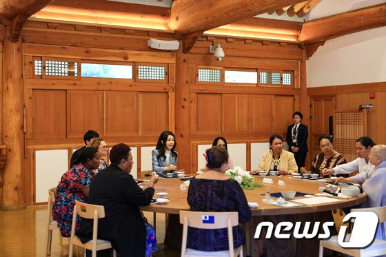 김건희 여사가 29일 서울 은평구 진관사에서 열린 한-태평양도서국 정상 배우자 친교행사에서 참석자들과 차를 마시고 있다. (대통령실 제공) 2023.5.29/뉴스1 © News1 오대일 기자
