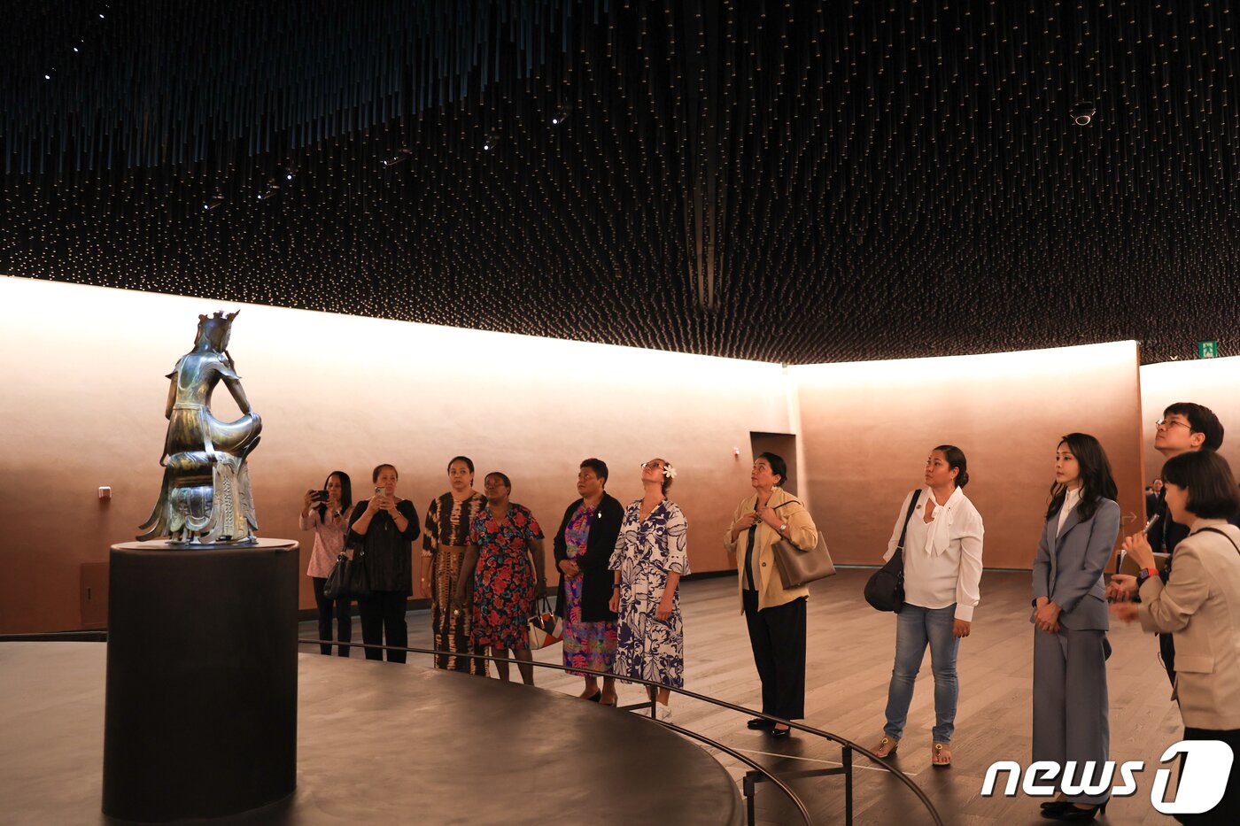 본문 이미지 - 김건희 여사가 29일 서울 용산구 국립중앙박물관에서 열린 한-태평양도서국 정상 배우자 친교행사에서 참석자들과 전시물을 관람하고 있다. (대통령실 제공) 2023.5.29/뉴스1 ⓒ News1 오대일 기자