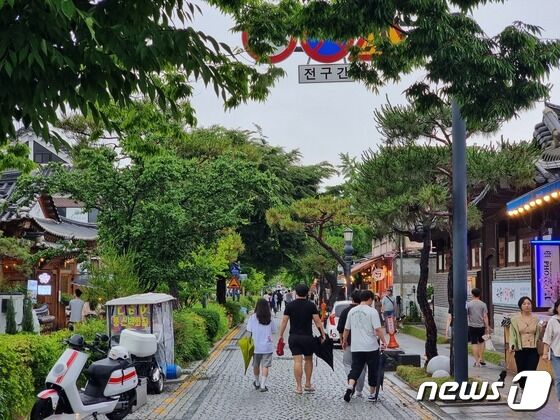 29일 오후 비가 그친 전북 전주시 완산구 전주한옥마을에서 시민들이 우산을 손에 들고 산책을 즐기고 있다.2023.5.29/뉴스1 이지선기자