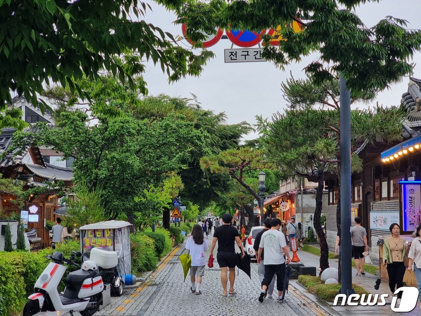본문 이미지 - 29일 오후 비가 그친 전북 전주시 완산구 전주한옥마을에서 시민들이 우산을 손에 들고 산책을 즐기고 있다.2023.5.29/뉴스1 이지선기자