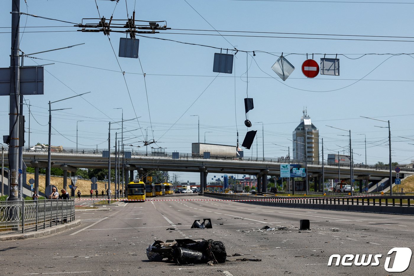 본문 이미지 - 29일(현지시간) 러시아가 우크라이나에 미사일 11발을 동원해 우크라이나에 16번째 공습을 감행했다. 사진은 키이우에서 발견된 러시아 미사일 파편. 2023.05.29 ⓒ 로이터=뉴스1 ⓒ News1 박재하 기자