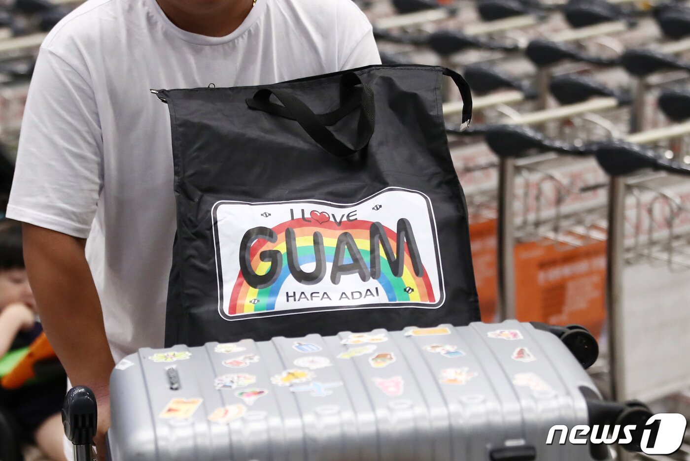 본문 이미지 - 슈퍼 태풍 '마와르'의 영향으로 미국령 태평양 괌에 발이 묶였던 여행객들이 지난달 29일 인천국제공항 제1터미널을 통해 귀국하고 있다. 태풍으로 인해 일시 폐쇄됐던 괌 공항의 운영이 재개되면서 체류 중이던 한국인 여행객 3400여명은 이날부터 긴급 투입된 항공편을 통해 순차적으로 귀국할 예정이다. 2023.5.29/뉴스1 ⓒ News1 김민지 기자