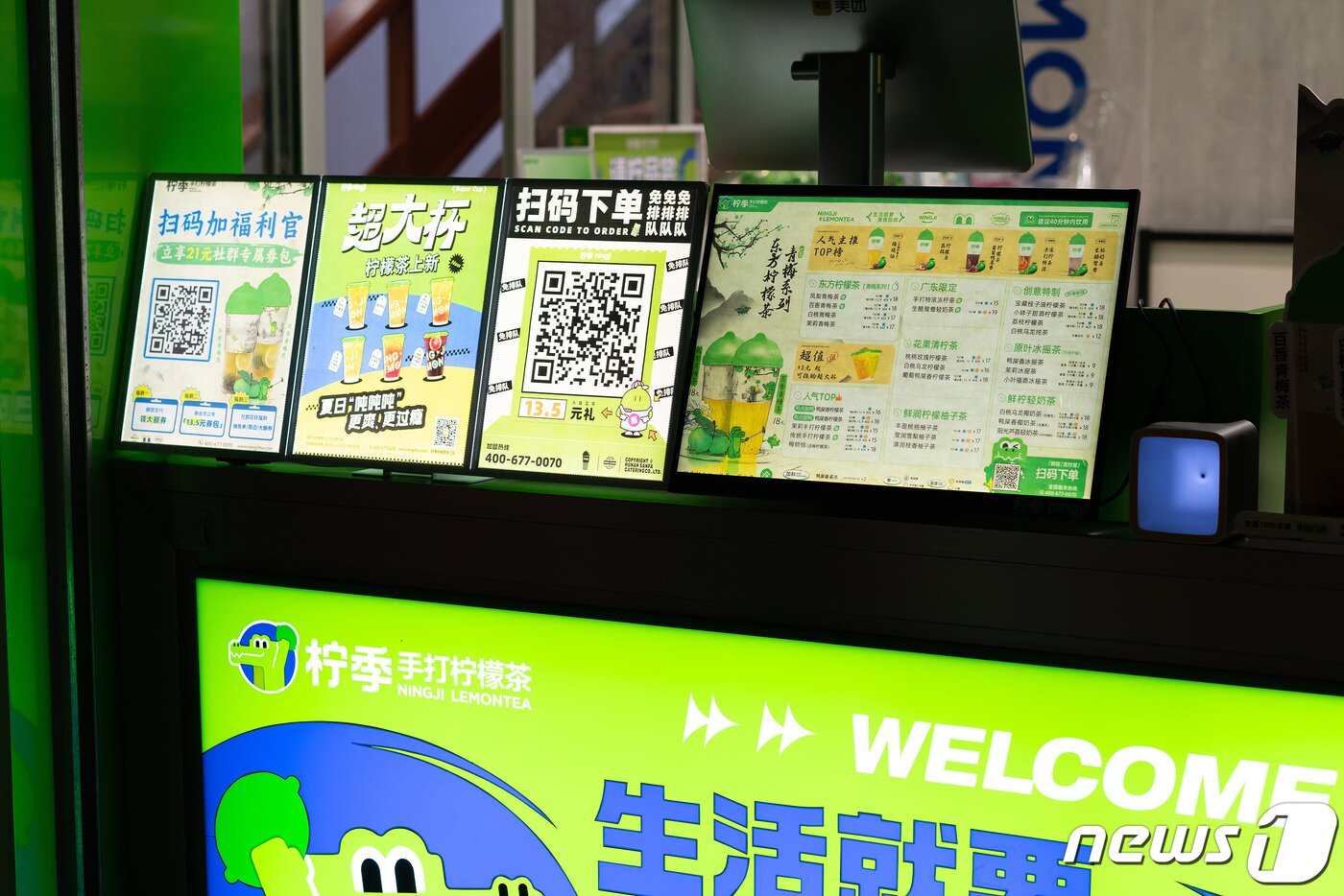 본문 이미지 - 계산대에서도 대면 주문 대신 QR 기반 온라인 주문을 받는다. 2023.5.17/뉴스1 ⓒ News1 이기범 기자