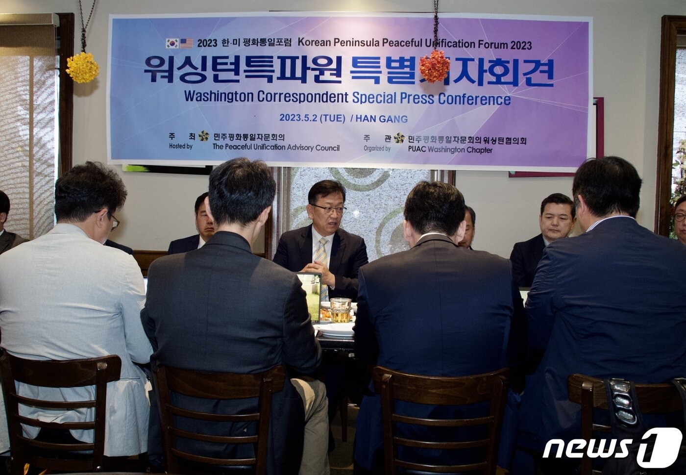 본문 이미지 - 미국을 방문 중인 석동현 민주평화통일자문회의 사무처장이 2일(현지시간) 워싱턴DC 인근에서 특파원들과 간담회를 갖고 있다. 사진은 워싱턴특파원단 제공. ⓒ News1 김현 특파원