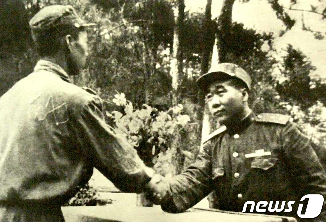 (평양 노동신문=뉴스1) = 북한 노동당 기관지 노동신문은 3일 영광스러운 전승세대 처럼 영원히 승리하리라"라고 강조했다. 이날 신문은 한국전쟁 당시 1211고지 방위전투 때 '화 …