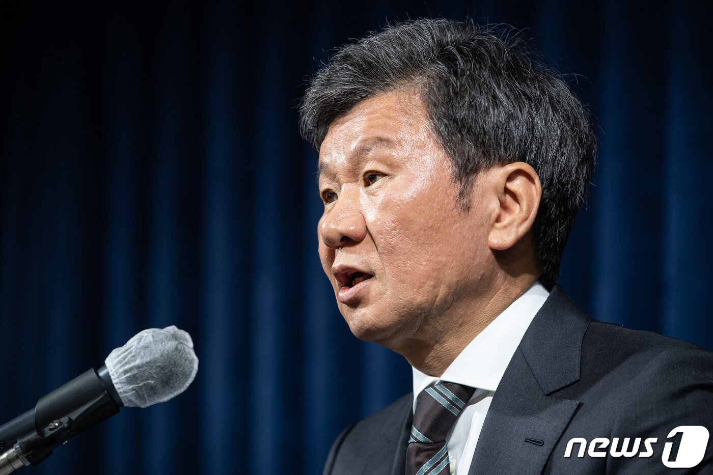 본문 이미지 - 정몽규 대한축구협회(KFA) 회장이 3일 서울 종로구 축구회관에서 기자회견을 열고 새 이사진을 발표하고 있다. 최근 '사면 논란'으로 집행부가 총 사퇴했던 KFA는 3일 김정배 전 문화체육관광부 제2차관을 상근 부회장으로 하는 새로운 25명의 이사 명단을 발표했다. 2023.5.3/뉴스1 ⓒ News1 유승관 기자