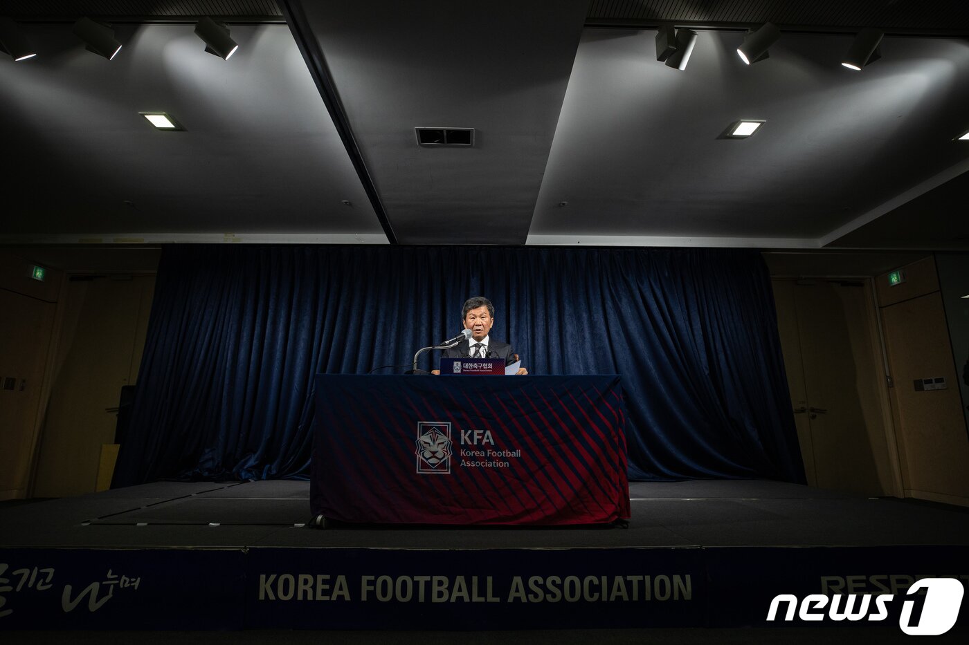 본문 이미지 - 정몽규 대한축구협회(KFA) 회장이 3일 서울 종로구 축구회관에서 기자회견을 열고 새 이사진을 발표하고 있다. 최근 '사면 논란'으로 집행부가 총 사퇴했던 KFA는 3일 김정배 전 문화체육관광부 제2차관을 상근 부회장으로 하는 새로운 25명의 이사 명단을 발표했다. 2023.5.3/뉴스1 ⓒ News1 유승관 기자