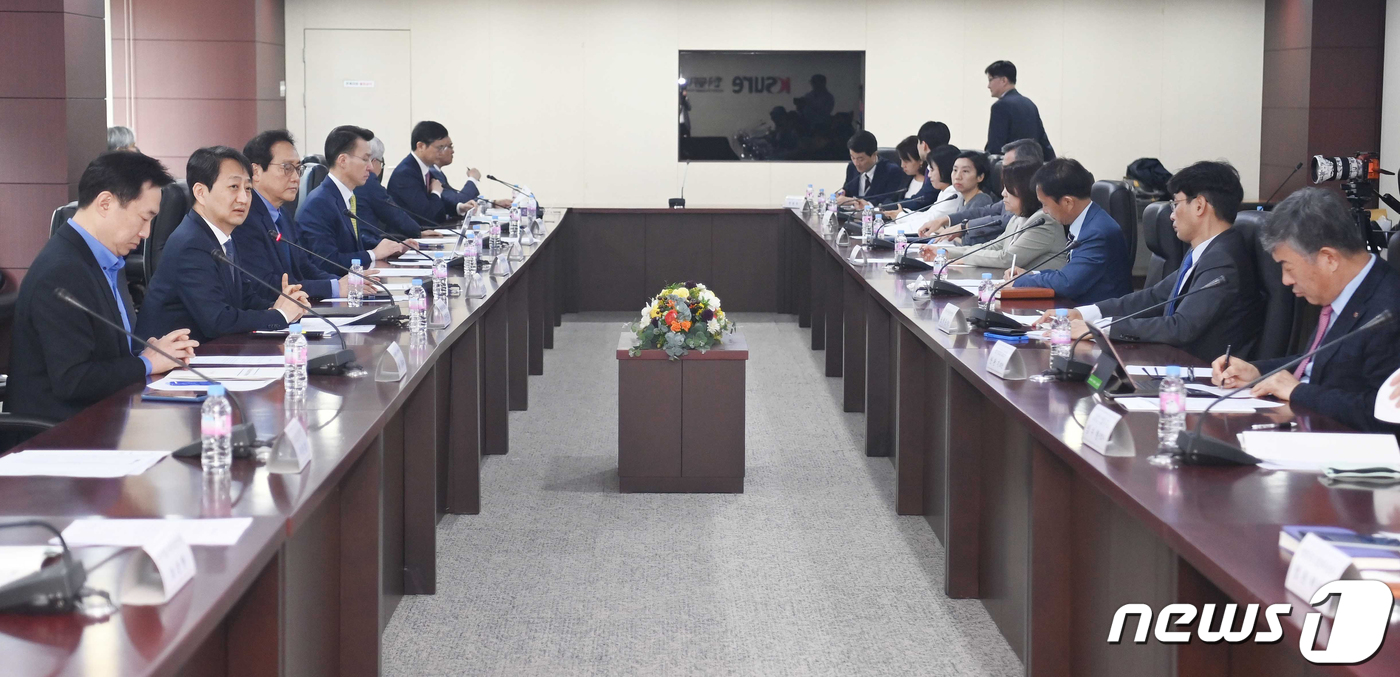 (서울=뉴스1) = 안덕근 산업통상자원부 통상교섭본부장이 3일 서울 종로구 무역보험공사 대회의실에서 열린 제17차 통상교섭민간자문위원회에서 모두발언을 하고 있다. (산업통상자원부 …