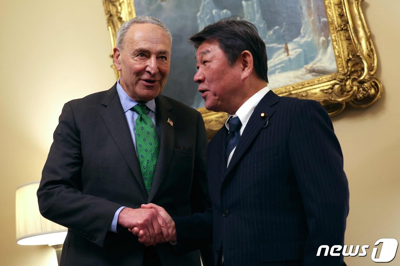 본문 이미지 - 1일(현지시간) 미국 워싱턴에서 척 슈머 민주당 상원 원내대표와 모테기 도시미쓰 자민당 간사장이 악수를 나누고 있다. ⓒ AFP=뉴스1 ⓒ News1 권진영 기자