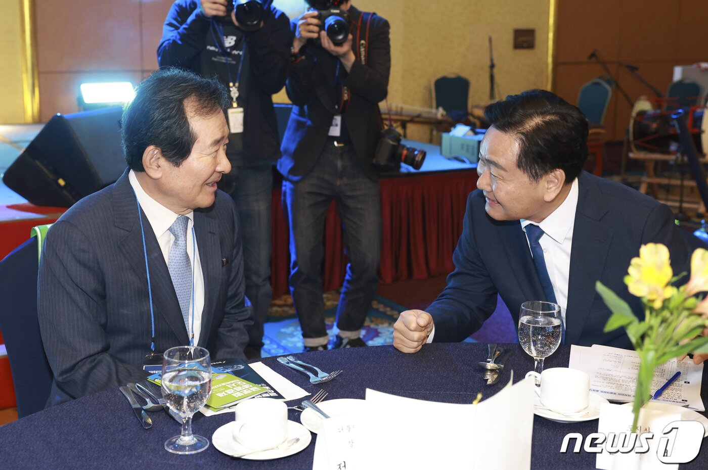 본문 이미지 - 3일 서울 스위스그랜드 호텔에서 개최된 '전북특별자치도 국민지원위원회 및 이차전지 특별위원회' 출범식에서 정세균 전 국무총리(국민지원위 및 이차전지 특별위원회 명예 위워장)과 김관영 전북지사가 환한 모습으로 대화를 나누고 있다.2023.5.3.(전북도 제공)/뉴스1