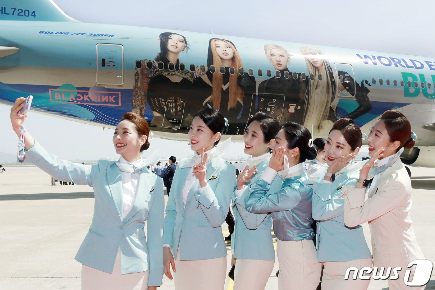본문 이미지 - 3일 오전 인천국제공항 대한항공 격납고에서 열린 2030 부산 엑스포 유치 기원 래핑 항공기 공개 행사에서 승무원들이 항공기를 배경으로 사진 촬영 하고 있다. (공동취재) 2023.5.3/뉴스1 ⓒ News1 장수영 기자