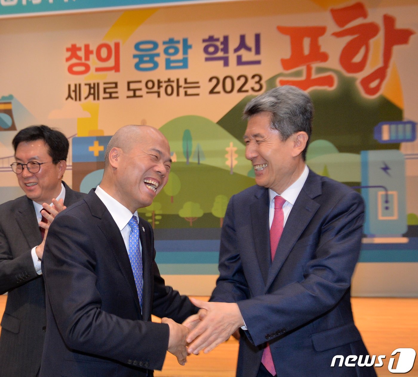 본문 이미지 - 천 쉬애화 중국 절강화유코발트 회장(왼쪽)과 이강덕 경북 포항시장이 3일 경북 포항시청 대회의실에서 열린 경북도, 포항시, (주)포스코퓨처엠, 중국 절강화유코발트 간 투자양해각서 체결식을 마친 후 성공적인 사업 추진을 위해 손을 잡고 있다.2023.5.3/뉴스1 ⓒ News1 최창호 기자