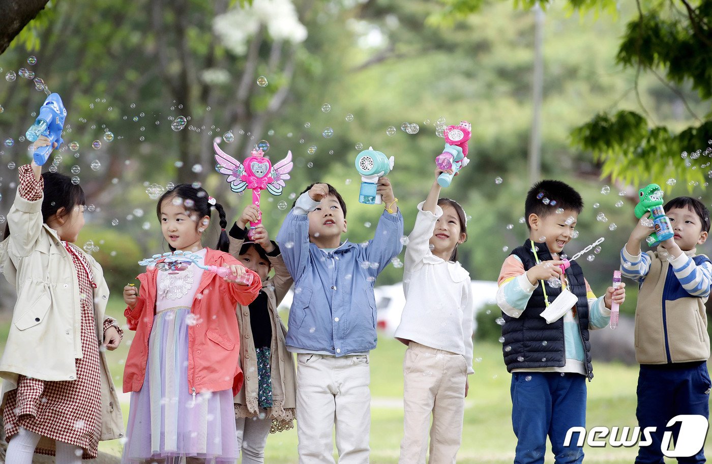 광주 북구청직장어린이집 아이들이 전남대학교 잔디밭에서 비눗방울 놀이를 하며 즐거운 시간을 보내고 있다. 2023.5.3/뉴스1 ⓒ News1 이수민 기자