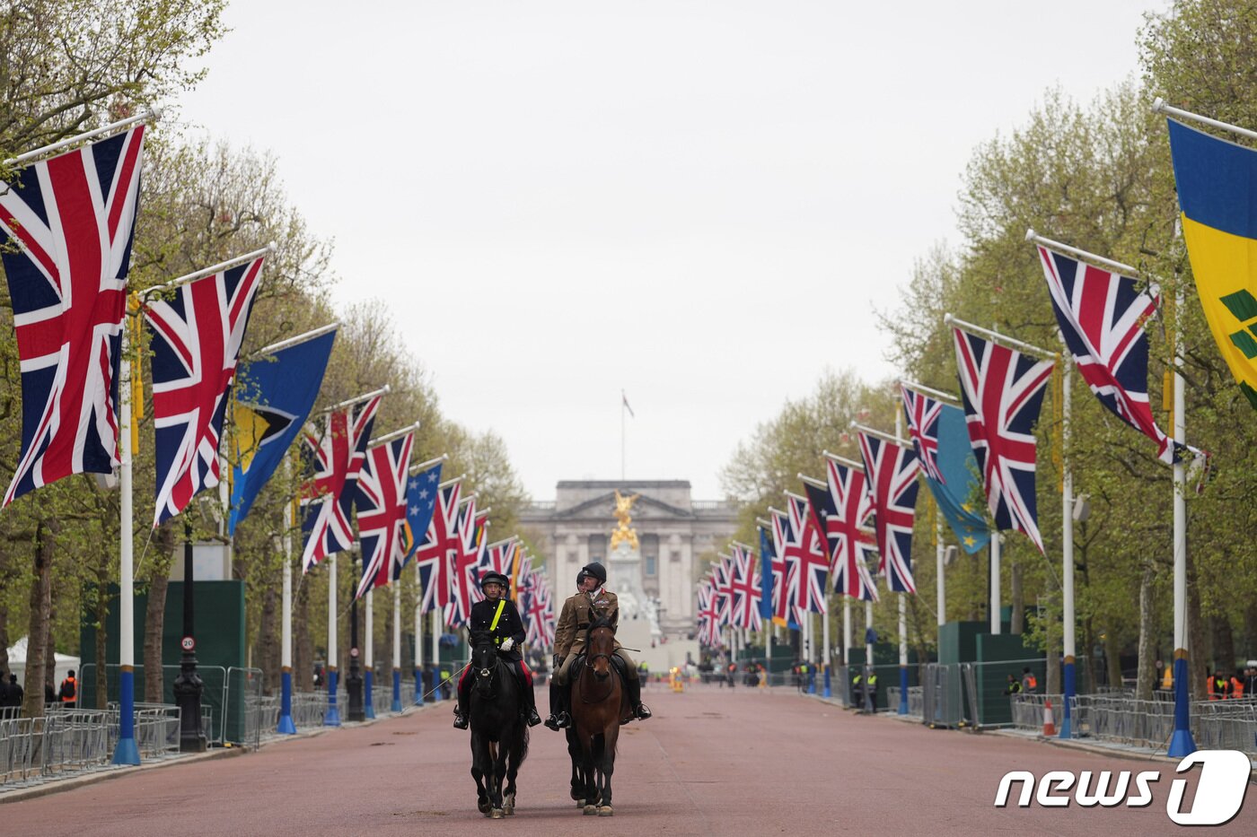본문 이미지 - 오는 6일(현지시간) 찰스 3세 국왕과 커밀라 왕비의 대관식을 앞두고 말을 탄 경찰들이 순찰에 나서고 있다. ⓒ 로이터=뉴스1 ⓒ News1 이유진 기자
